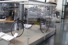 Почему самый первый автомобиль с ДВС был на трёх колёсах?