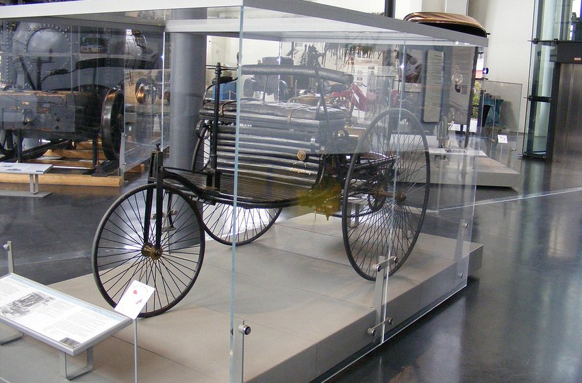 Почему самый первый автомобиль с ДВС был на трёх колёсах?