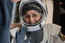 Астронавтка NASA вернулась с МКС поседевшей