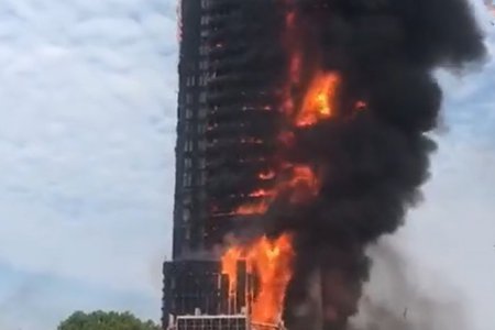 В китайском городе загорелся 200-метровый небоскреб