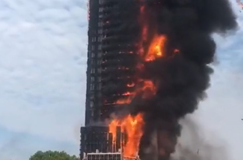 В китайском городе загорелся 200-метровый небоскреб