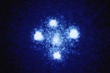 Когда Вселенная показывает лишний образ: редкий «крест Эйнштейна» и тайны тёмной материи