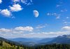 Почему Луну видно днём, если она «светит» ночью?